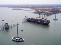 Ini Sebabnya Jembatan di AS Runtuh Ditabrak Kapal Kontainer