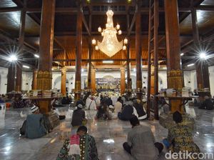 Sederet Masjid Ikonik di Surabaya Wajib Dikunjungi Sederet Masjid Ikonik di Surabaya Wajib Dikunjungi