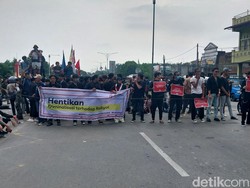 Rekannya Ditangkap, Massa Tuntut Bebaskan Ketua Adat Simalungun Blokade Jalan