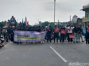 Rekannya Ditangkap, Massa Tuntut Bebaskan Ketua Adat Simalungun Blokade Jalan Rekannya Ditangkap, Massa Tuntut Bebaskan Ketua Adat Simalungun Blokade Jalan
