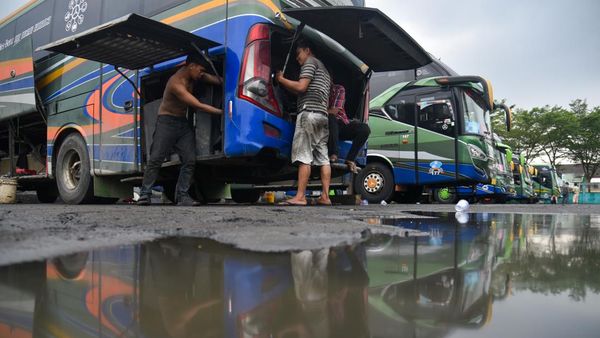 Melihat Perawatan Bus Angkutan Mudik