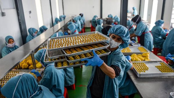 Melihat Sibuknya Produksi Kue Kering Jelang Lebaran di Bandung