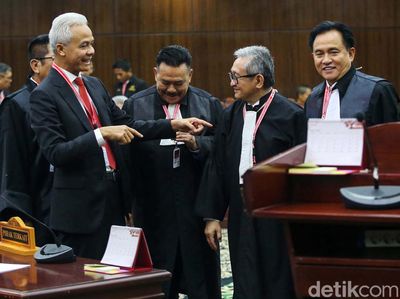 Momen Keakraban Ganjar-Mahfud dengan Tim Kuasa Hukum Prabowo-Gibran