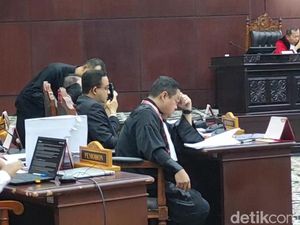 Cak Imin-Syaugi Dihampiri Petugas MK di Tengah Sidang Perdana Sengketa Pilpres Cak Imin-Syaugi Dihampiri Petugas MK di Tengah Sidang Perdana Sengketa Pilpres