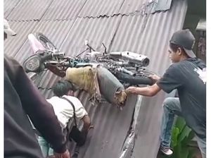 Akibat Rem Blong, Motor Tukang Galon Nyungsep di Atap Rumah Warga Jaksel