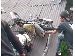 Akibat Rem Blong, Motor Tukang Galon Nyungsep di Atap Rumah Warga Jaksel