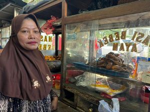 Perjuangan Marsiyah Kuliahkan Anak hingga Jadi Sarjana dari Jualan Nasi Bebek Mercon Perjuangan Marsiyah Kuliahkan Anak hingga Jadi Sarjana dari Jualan Nasi Bebek Mercon