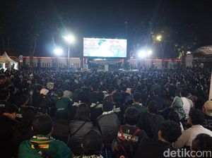 Meriah dan Semaraknya Nobar Persebaya vs Arema FC di Polrestabes Surabaya Meriah dan Semaraknya Nobar Persebaya vs Arema FC di Polrestabes Surabaya