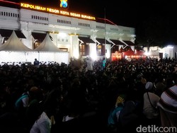 Ribuan Bonek Tumplek Blek di Polrestabes Surabaya Nobar Persebaya vs Arema FC