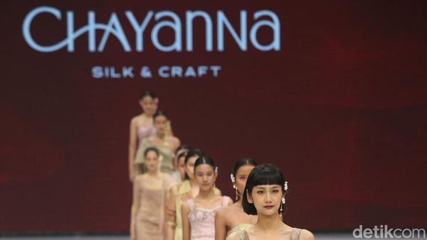 Foto: Indonesia Fashion Week 2024 Digelar di JCC, Dimeriahkan 300 Desainer