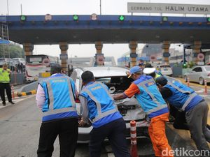 Daftar 7 Kendaraan Tabrakan Beruntun di GT Halim gegara Truk Ugal-ugalan