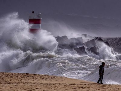 Penampakan Ombak Besar Terjang Pantai di Portugal