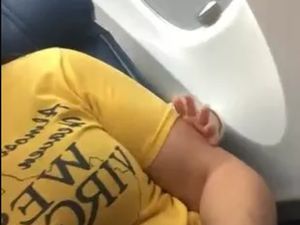 Pelancong Terhibur Diisengin Balita di Pesawat, Netizen Malah yang Debat