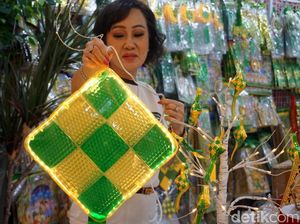 Pedagang Pernak-Pernik Lebaran di Pasar Atom Mal Laris Manis Pedagang Pernak-Pernik Lebaran di Pasar Atom Mal Laris Manis