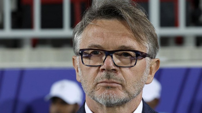 Vietnams French coach Philippe Troussier watches the Qatar 2023 AFC Asian Cup Group D football match between Vietnam and Indonesia at the Abdullah bin Khalifa Stadium in Doha on January 19, 2024. (Photo by KARIM JAAFAR / AFP)
