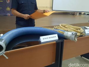 Polisi Pamerkan Selang Barang Bukti Kasus Bensin Campur Air di Bekasi Polisi Pamerkan Selang Barang Bukti Kasus Bensin Campur Air di Bekasi