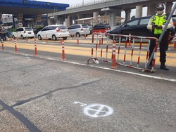 Polisi Olah TKP Kecelakaan Beruntun 7 Mobil di GT Halim Utama