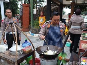 Polisi di Ponorogo Memasak Sendiri untuk Berbagi Menu Buka Puasa ke Warga