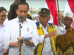 Jokowi Resmikan Jalan di Sulteng saat Hujan, Menteri Basuki Sigap Cari Payung