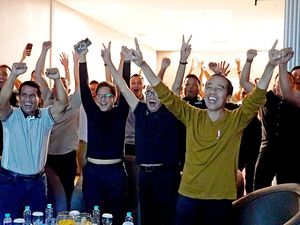 Momen Jokowi Nobar dan Ikut Bersorak saat Indonesia Kalahkan Vietnam Momen Jokowi Nobar dan Ikut Bersorak saat Indonesia Kalahkan Vietnam