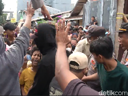 Pembagian Zakat di Makassar Ricuh, Warga Saling Injak hingga Pingsan