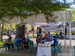 Warga Jauh-jauh dari Lombok Tengah demi Tukar Uang Angpao Lebaran di Mataram