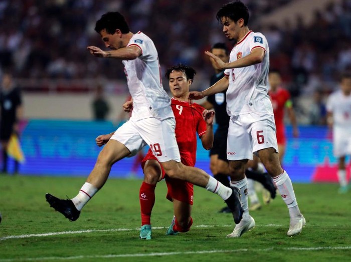 HANOI, VIETNAM - MARCH 26: Nguyen Van Toan of Vietnam competes for the ball against Thom Haye and Nathan Noel of Indonesia during the FIFA World Cup Asian second qualifier Group F match between Vietnam and Indonesia at My Dinh National Stadium on March 26, 2024 in Hanoi, Vietnam. (Photo by Minh Hoang/Getty Images)