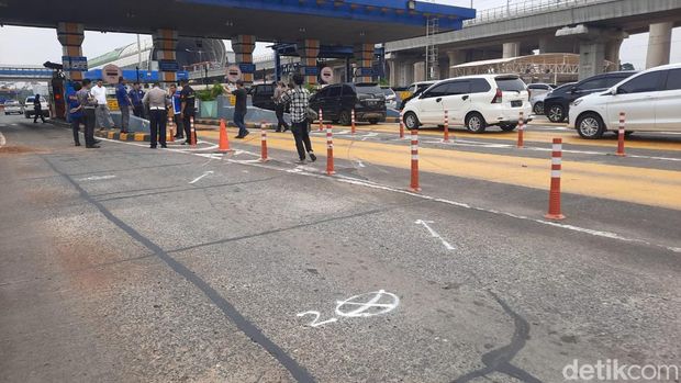 Tiga gardu tol di GT Halim yang sempat ditutup karena kecelakaan kini sudah dibuka kembali.