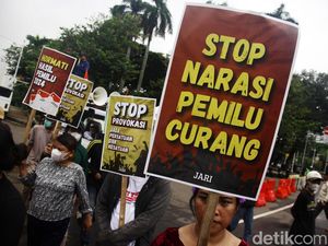 Tolak Narasi Pemilu Curang, Kelompok Ini Beraksi di Patung Kuda Tolak Narasi Pemilu Curang, Kelompok Ini Beraksi di Patung Kuda