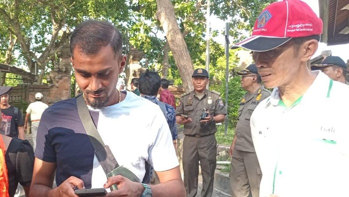 Foto: Dinas Pariwisata saat mengecek pungutan turis asing di Uluwatu, Badung, Selasa (26/3/2024). (Aryo Mahendro/detikBali)