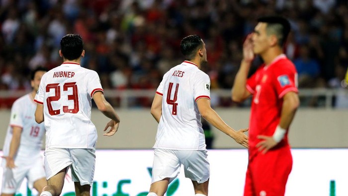 HANOI, VIETNAM - MARCH 26: Jay Idzes (2nd R) of Indonesia c1 during the FIFA World Cup Asian second qualifier Group F match between Vietnam and Indonesia at My Dinh National Stadium on March 26, 2024 in Hanoi, Vietnam. (Photo by Minh Hoang/Getty Images)