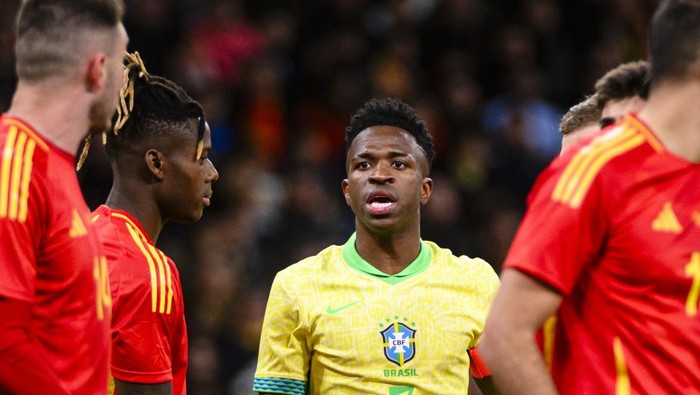 MADRID, SPAIN - MARCH 26: Vinícius Júnior of Brazil (R) talks to Aymeric Laporte of Spain (L) during the friendly match between Spain and Brazil at Estadio Santiago Bernabeu on March 26, 2024 in Madrid, Spain. (Photo by Alberto Gardin/Eurasia Sport Images/Getty Images)