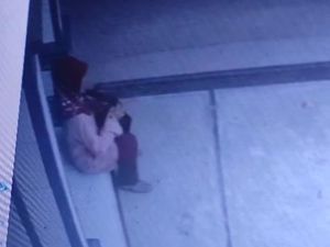 Wanita Kerudung Merah Maling HP di Masjid Kulon Progo Kabur Naik Mobil