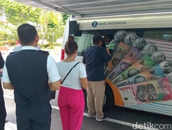 Warga Serbu Layanan Kas Keliling BI di Bandara Ngurah Rai