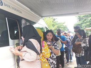 Antusias Warga Palembang Tukar Uang Pecahan Baru di Kas Keliling BI