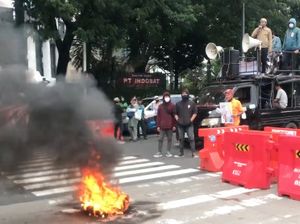 Massa Aksi Tolak Hasil Pemilu Bakar Ban Sebelum Bubar