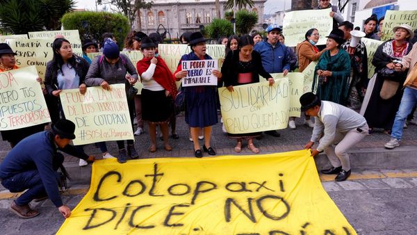 Aksi Masyarakat Adat Ekuador Protes Tambang Perusak Lingkungan