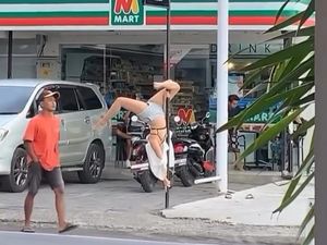 Viral Bule Meliuk Pole Dance di Tiang Papan Nama Toko Bali