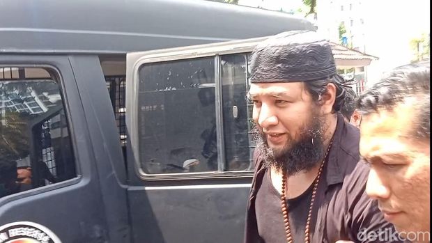 Ammar Zoni dan Ibra Azhari saat diserahkan ke Kejari Jakbar
