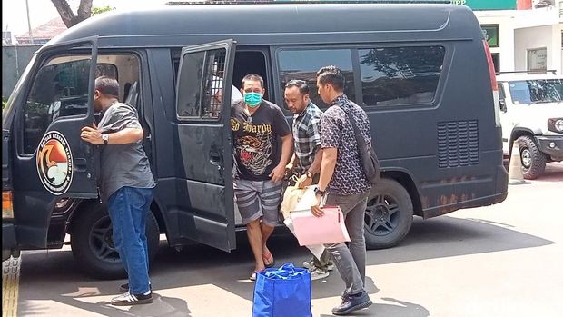 Ammar Zoni dan Ibra Azhari saat diserahkan ke Kejari Jakbar