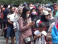 Ribuan Warga Kota Malang Rela Antre Sejak Subuh demi Tukar Uang Baru