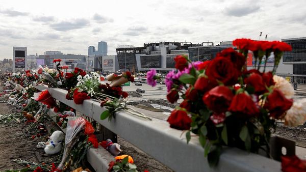 Bunga dan Boneka Penuhi Lokasi Serangan Maut Gedung Konser Moskow