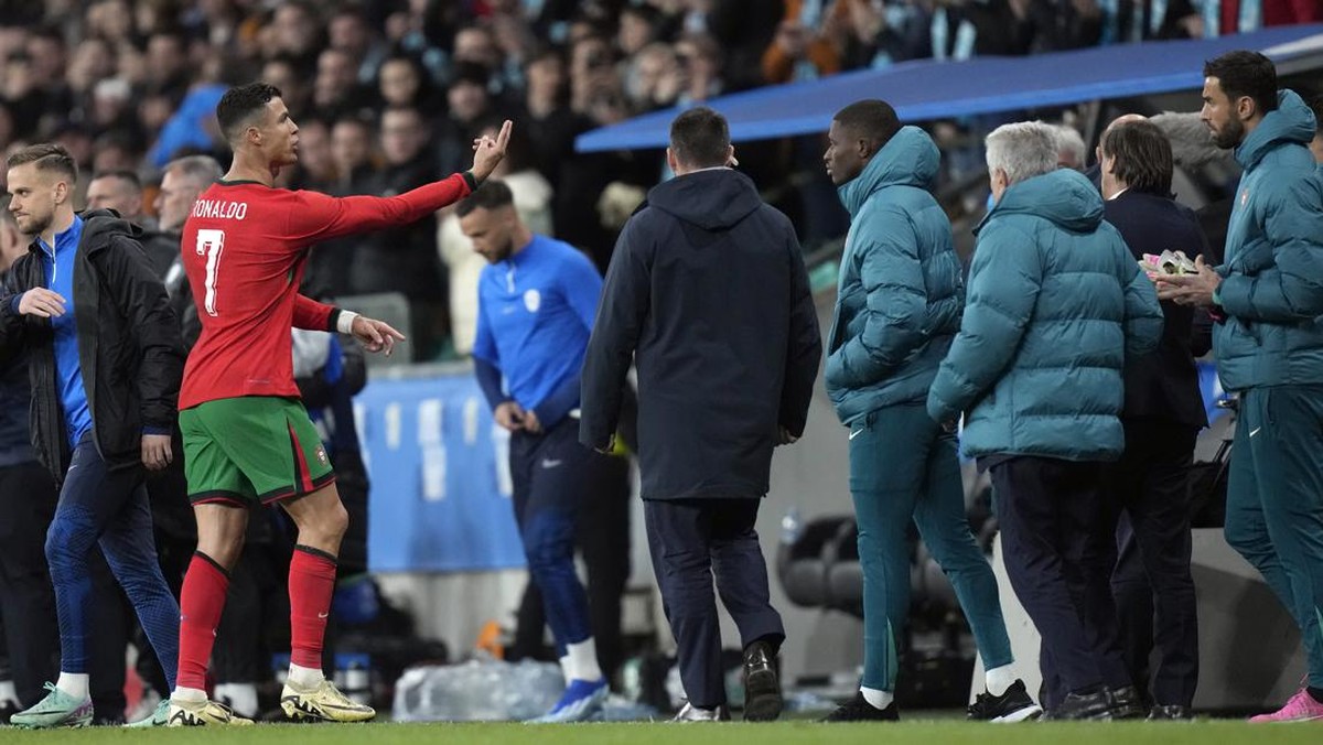 Cristiano Ronaldo marah-marah usai Portugal dibungkam Slovenia. (Foto: Darko Bandic/AP)