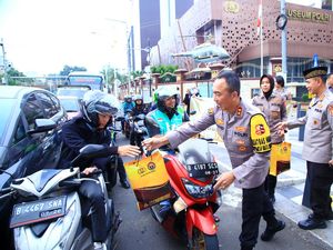 4 Jenderal Polisi hingga Polwan Bagi-bagi Takjil di Depan Mabes Polri