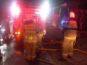 Gudang Kertas di Jaktim Terbakar, Dipicu HP Meledak Saat Isi Daya