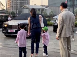 Harvey Moeis Pernah Kasih Kado Ultah Rolls-Royce ke Sandra Dewi Harvey Moeis Pernah Kasih Kado Ultah Rolls-Royce ke Sandra Dewi
