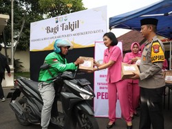 Berkah Ramadan, Kapolres Mojokerto Kota Bagikan 400 Takjil-Santuni Anak Yatim