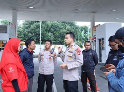 Kapolsek Mampang Prapatan Cek SPBU Pastikan Stok BBM Aman Jelang Mudik
