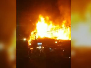 Penampakan Kebakaran di KS Tubun Slipi, 17 Unit Damkar Dikerahkan Penampakan Kebakaran di KS Tubun Slipi, 17 Unit Damkar Dikerahkan