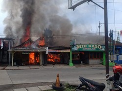 Kios hingga Kantor Bank di Tasikmalaya Hangus Terbakar